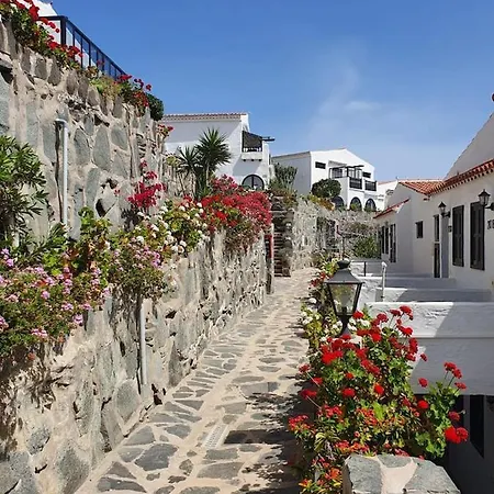 Very Romantic Seaview Mogan With Warm Pool